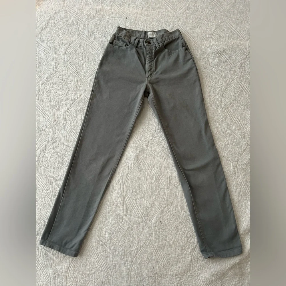 Vintage 90s Mom Jeans in grey twill denim. Size 4 (more like a 2). Decent shape!